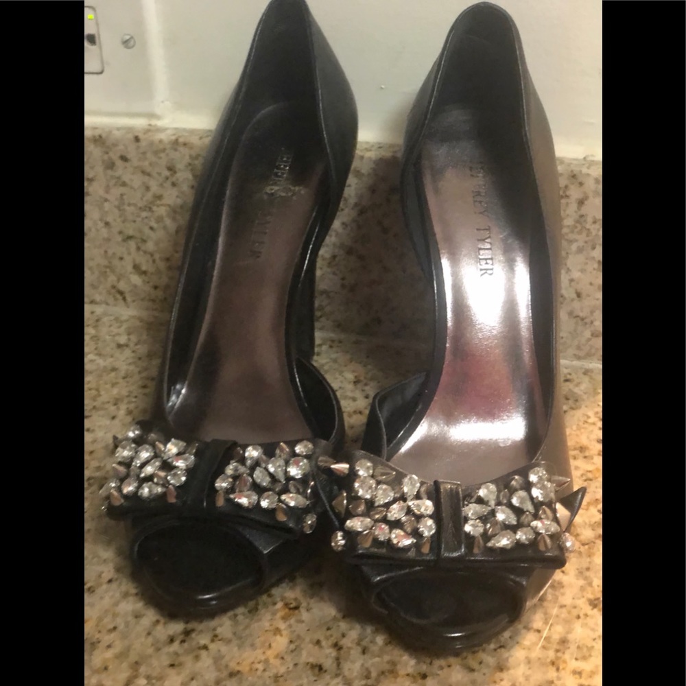 Bow stud pumps
